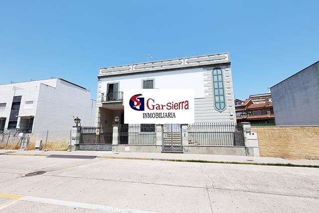 Vista exterior de Casa o xalet en venda en Talavera de la Reina amb Calefacció, Jardí privat i Terrassa