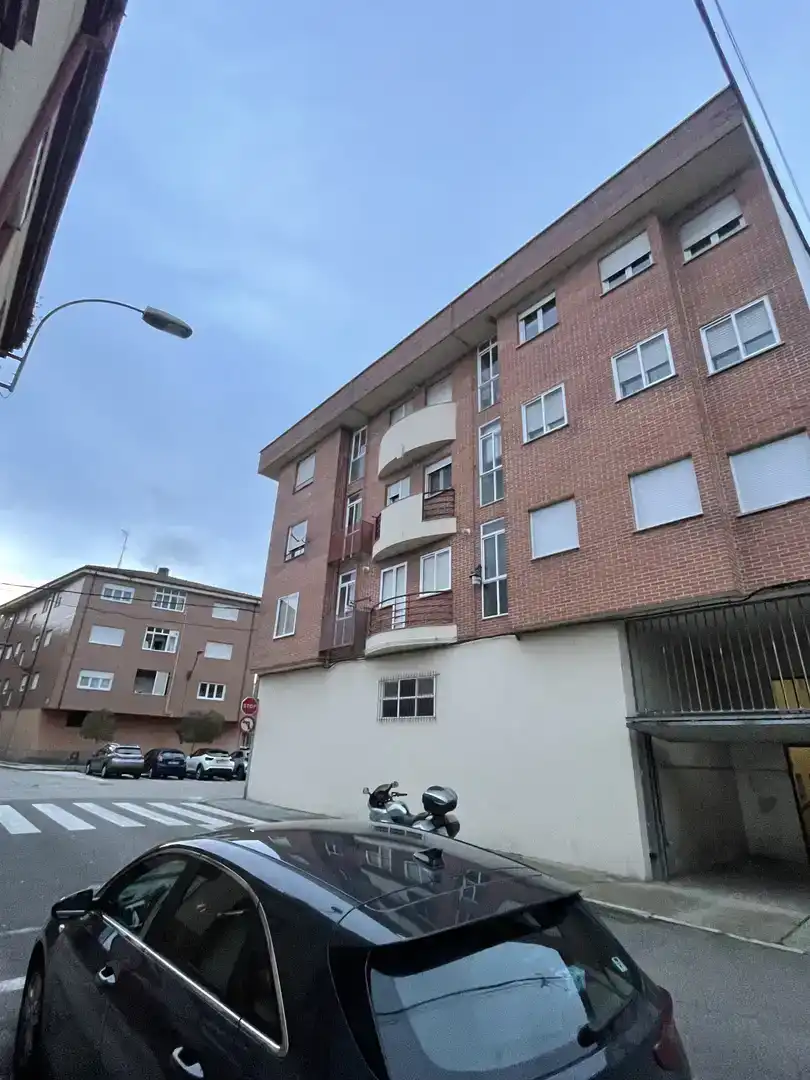 Vista exterior de Pis en venda en San Andrés del Rabanedo amb Jardí privat, Traster i Moblat