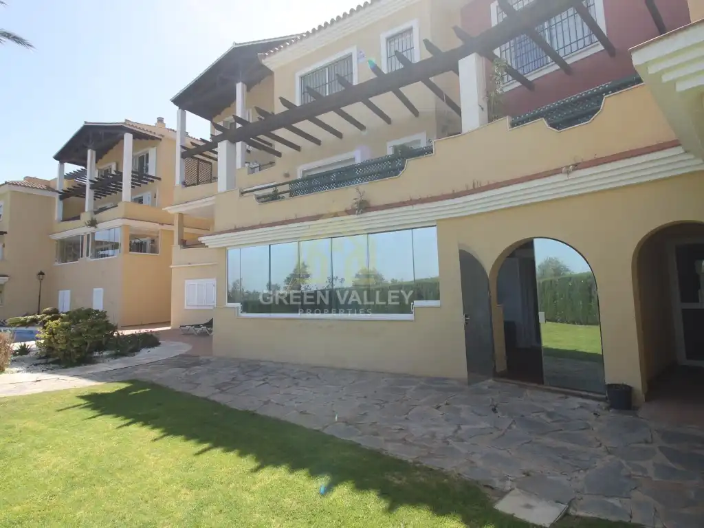 Außenansicht von Wohnungen zum Verkauf in Sotogrande mit Klimaanlage, Heizung und Privatgarten
