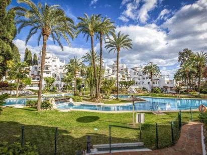 Vista exterior de Planta baixa en venda en Marbella amb Aire condicionat, Terrassa i Piscina