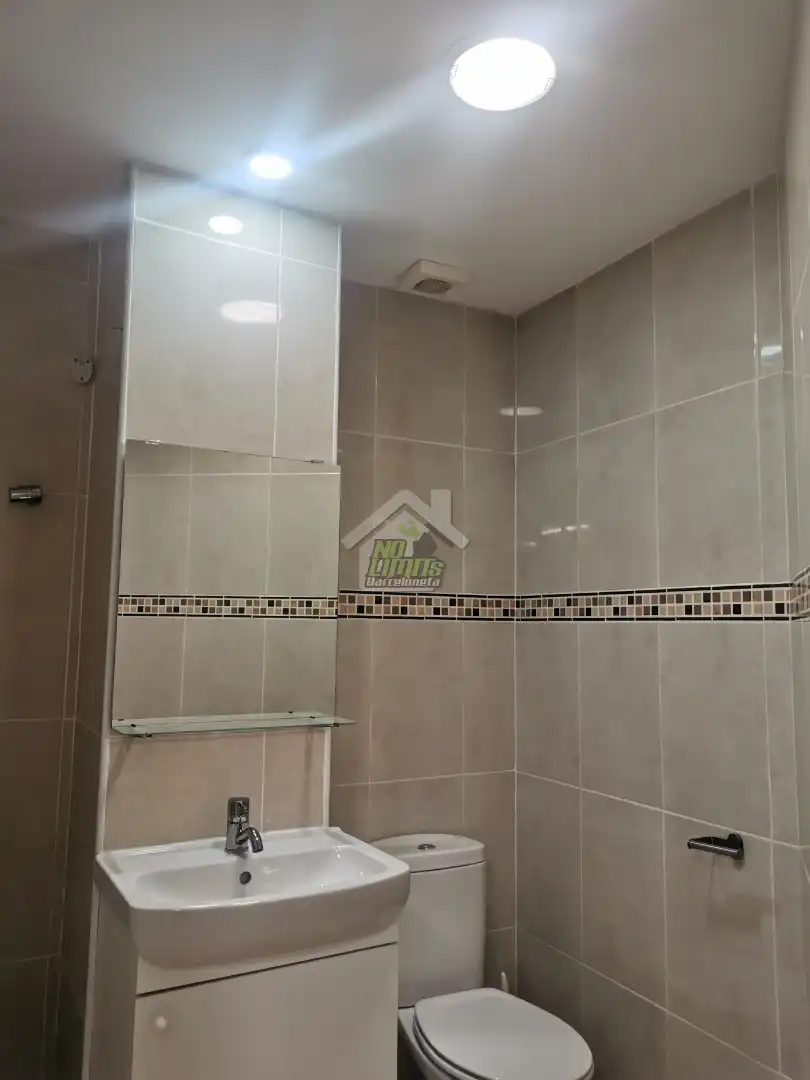 Bathroom of Commercial properties for sale in Barcelona  with Air Conditioner, Parquet flooring and Alarm
