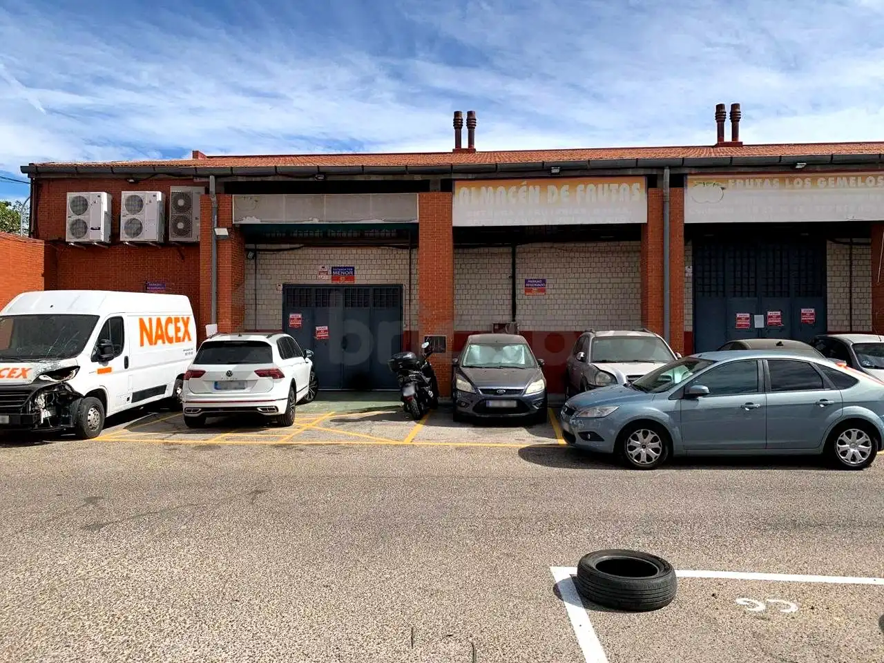 Parkplatz von Fabrikhallen zur Miete in Madrid