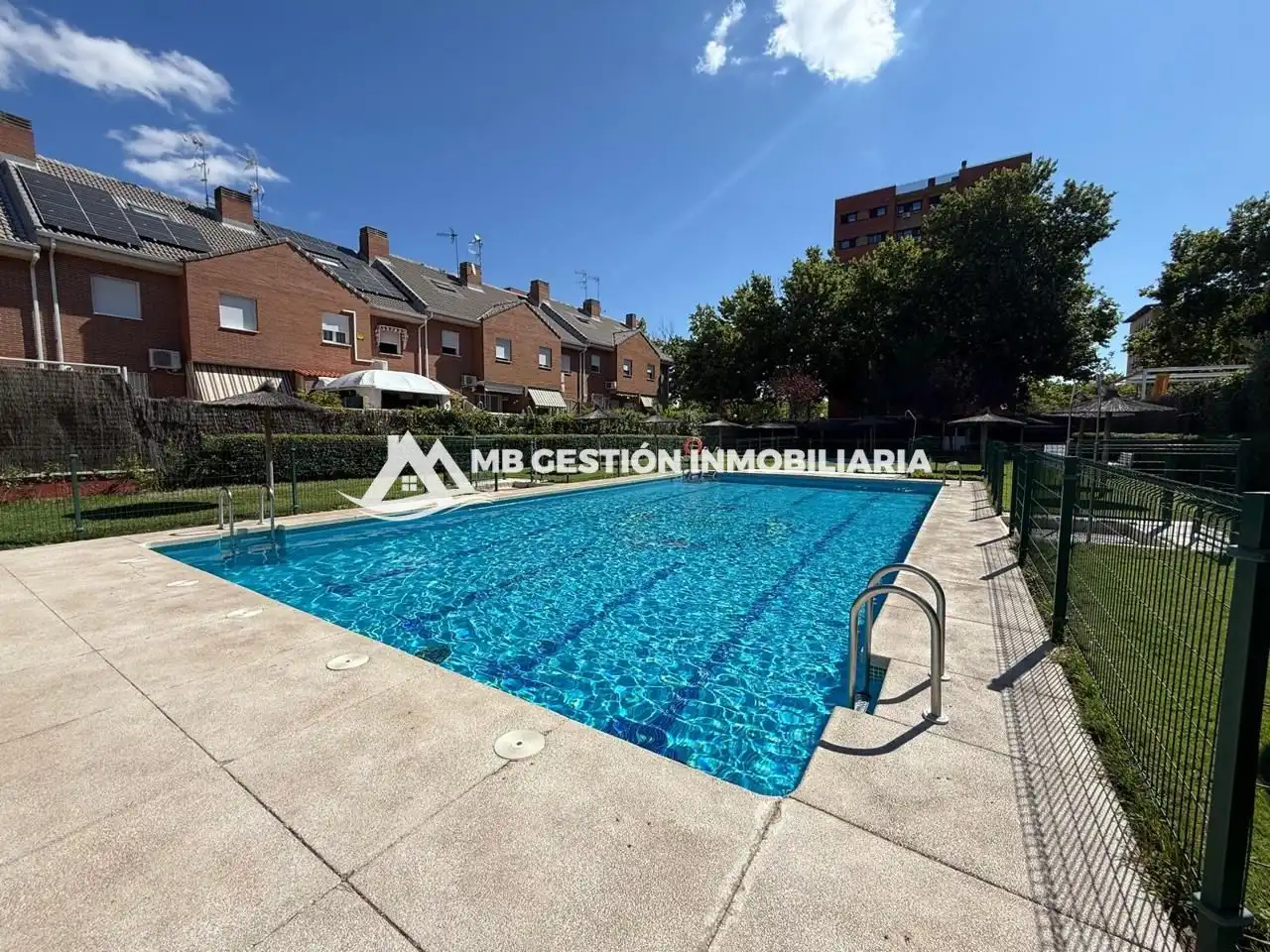 Piscina de Casa adosada en venta en Fuenlabrada con Aire acondicionado, Calefacción y Jardín privado