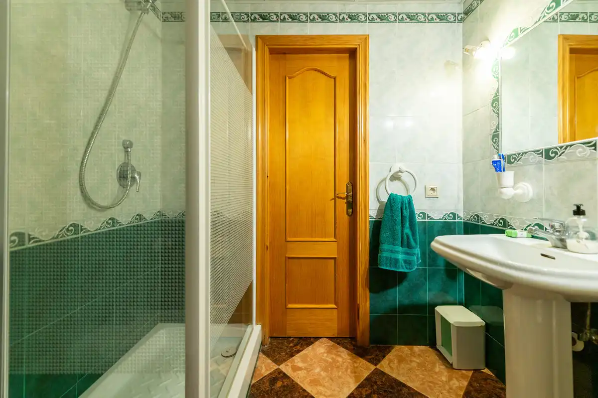 Baño de Casa adosada en venta en Marbella con Aire acondicionado y Terraza