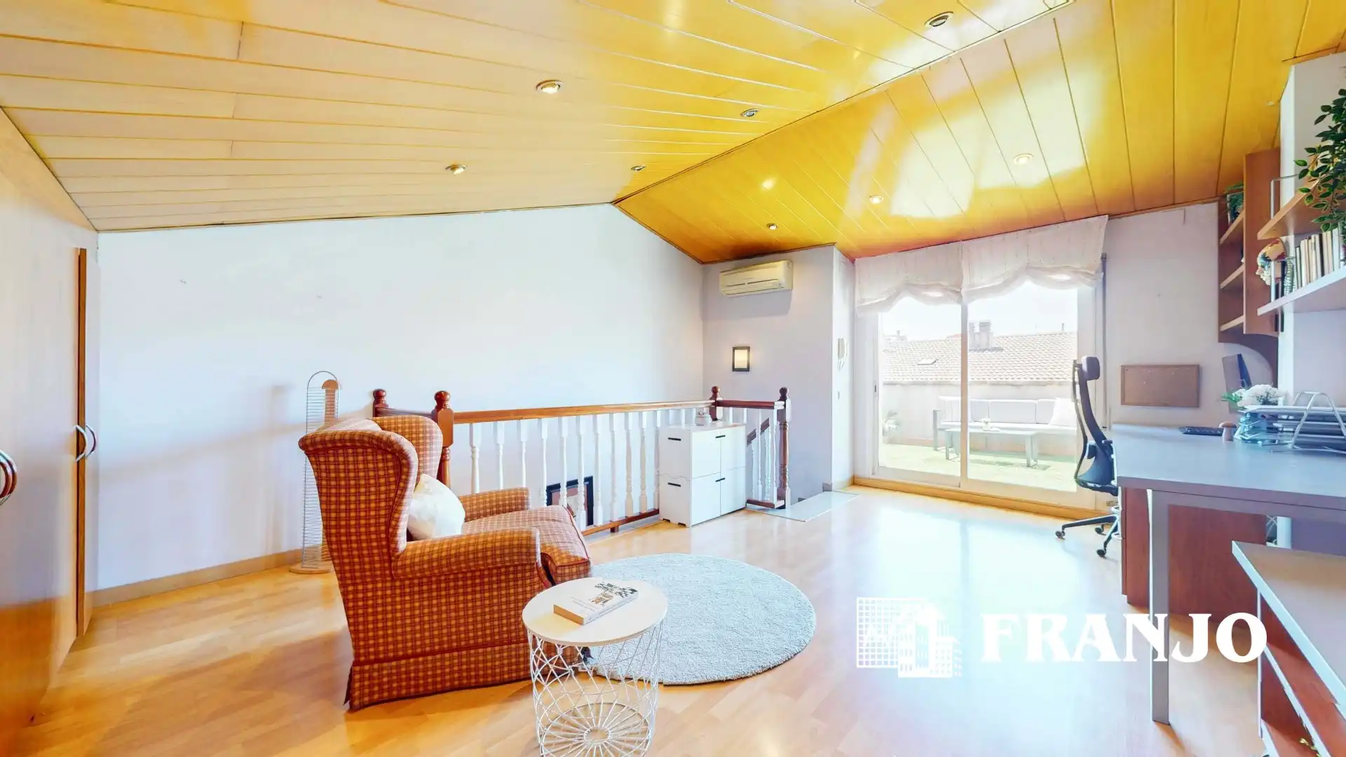 Sala de estar de Casa adosada en venta en Barberà del Vallès con Aire acondicionado, Calefacción y Terraza