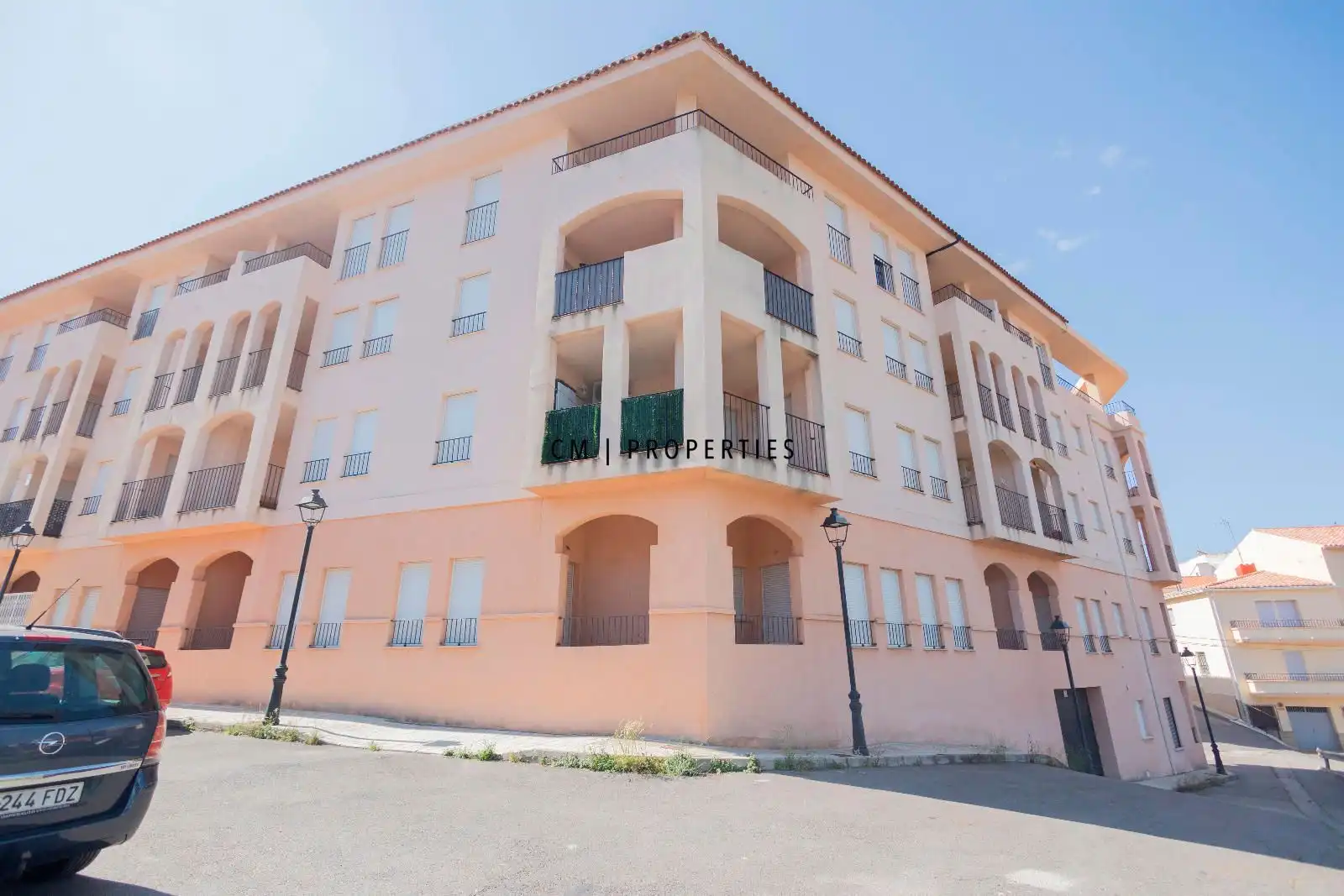 Vista exterior de Àtic de lloguer en Toràs amb Terrassa, Piscina i Moblat