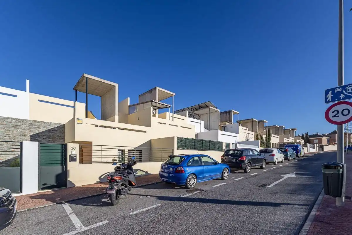 Vista exterior de Casa adosada en venta en Las Gabias con Piscina comunitaria