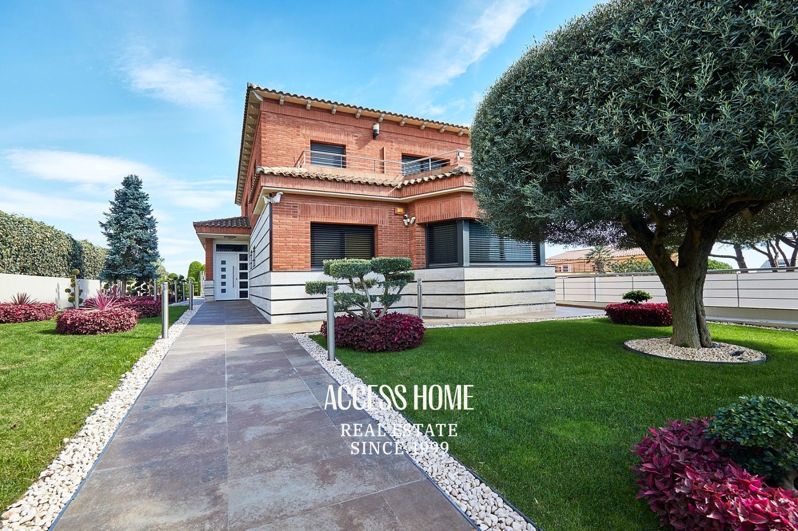 Exterior view of House or chalet for sale in Badalona  with Air Conditioner, Heating and Swimming Pool