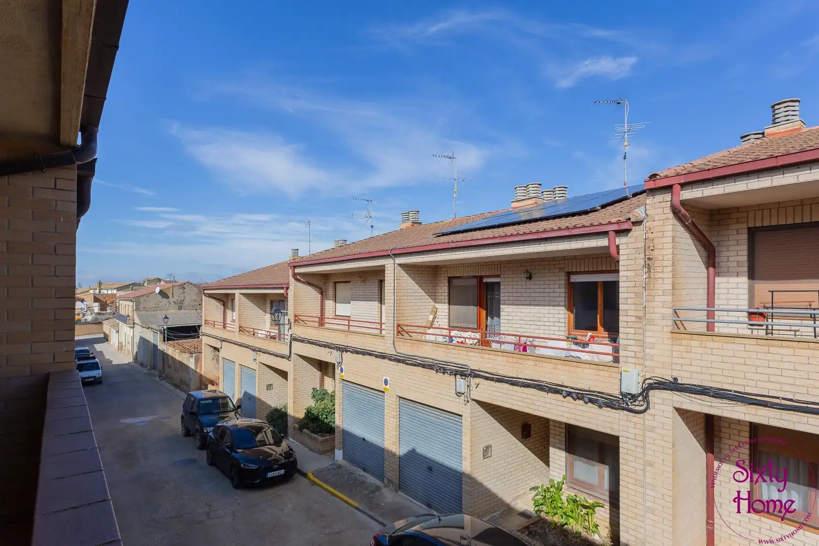 Vista exterior de Casa adosada en venda en Biota amb Parquet, Terrassa i Moblat