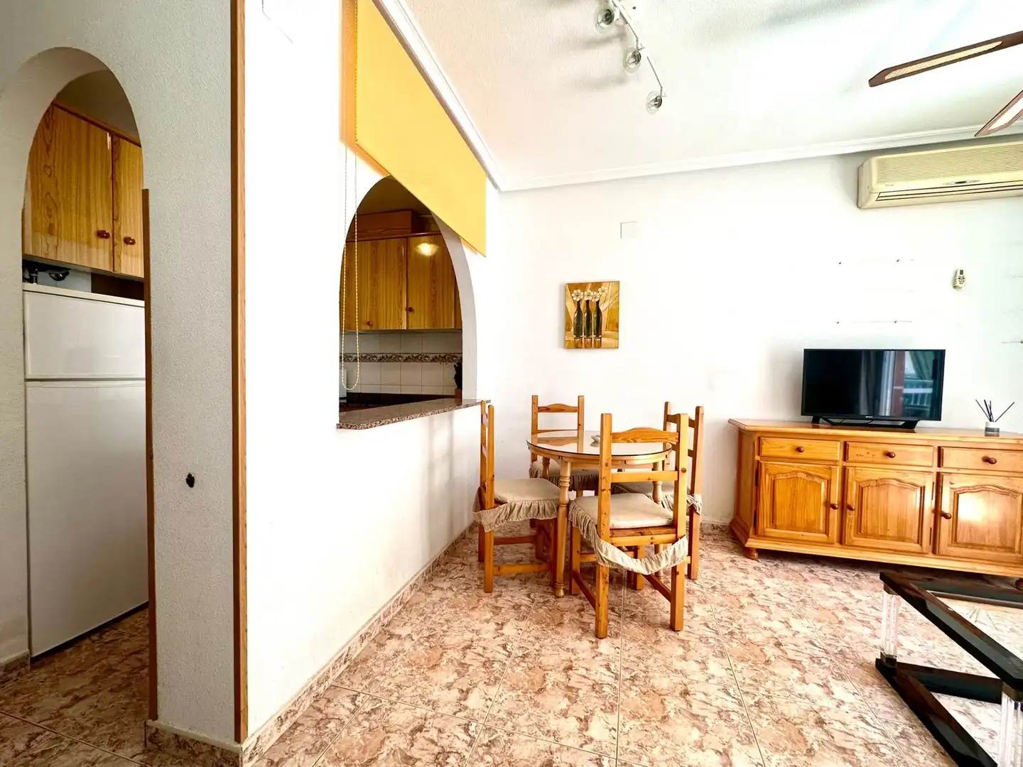 Küche von Wohnung zum Verkauf in Torrevieja mit Klimaanlage und Terrasse