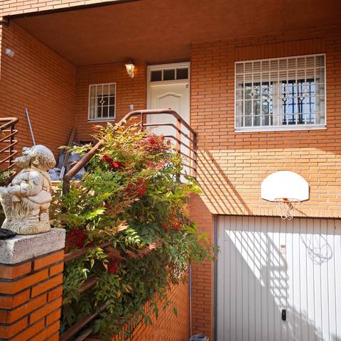 Casa adosada en Venta en Calle Portugal, 12 en Altos del Olivar - El Caracol