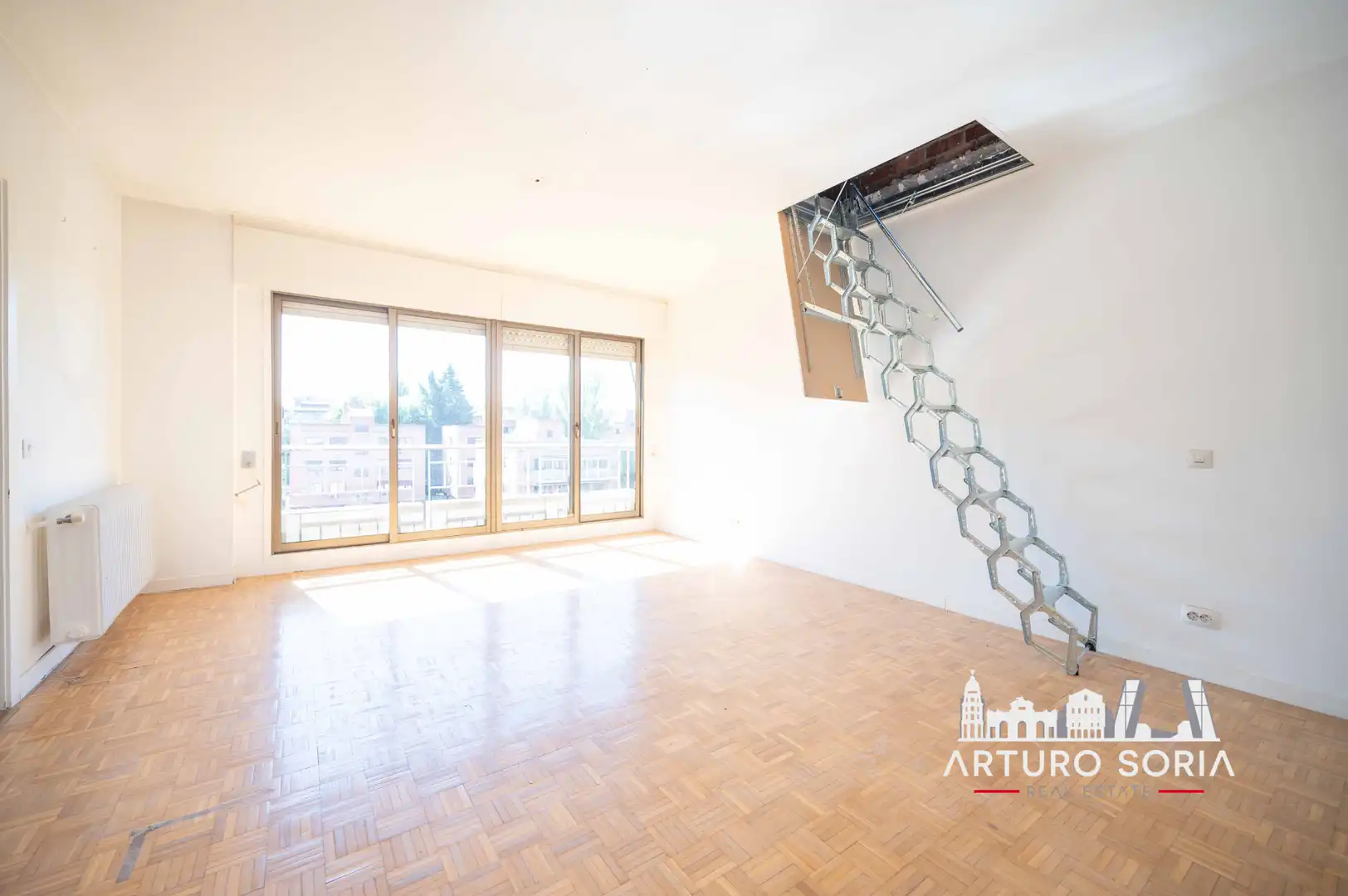 Sala d'estar de Dúplex en venda en Madrid amb Piscina comunitària
