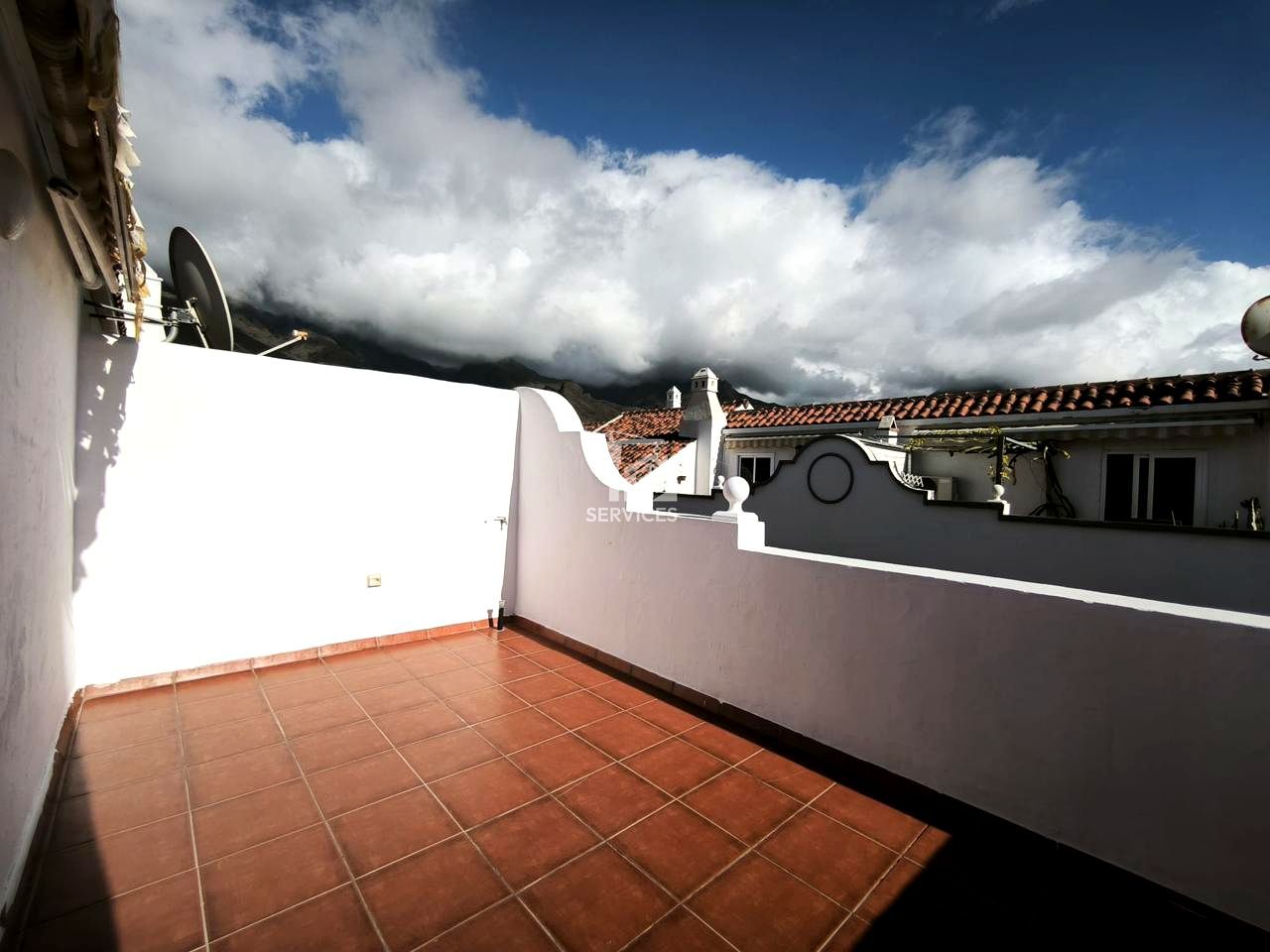 Vista exterior de Casa o xalet en venda en Adeje amb Aire condicionat, Jardí privat i Terrassa