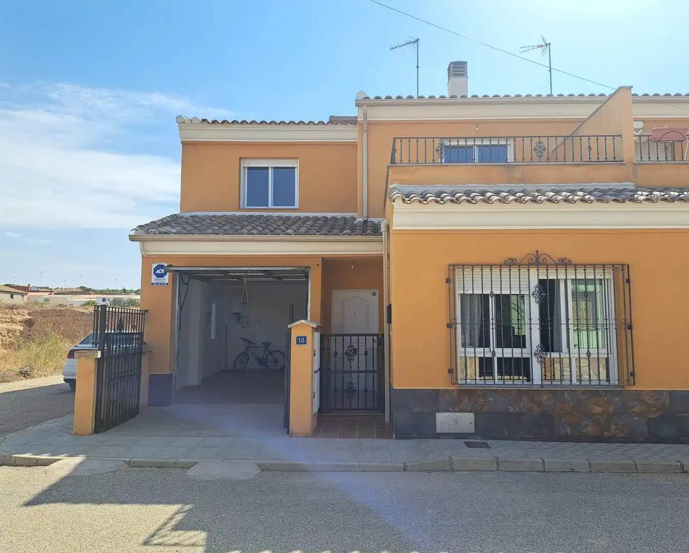 Vista exterior de Casa adosada en venta en Requena con Calefacción, Terraza y Trastero