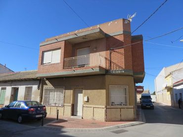 Casa con balcón en venta en Calle Infanta Leonor 23