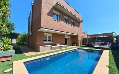 Swimming pool of House or chalet for sale in Sant Esteve Sesrovires  with Air Conditioner, Terrace and Swimming Pool