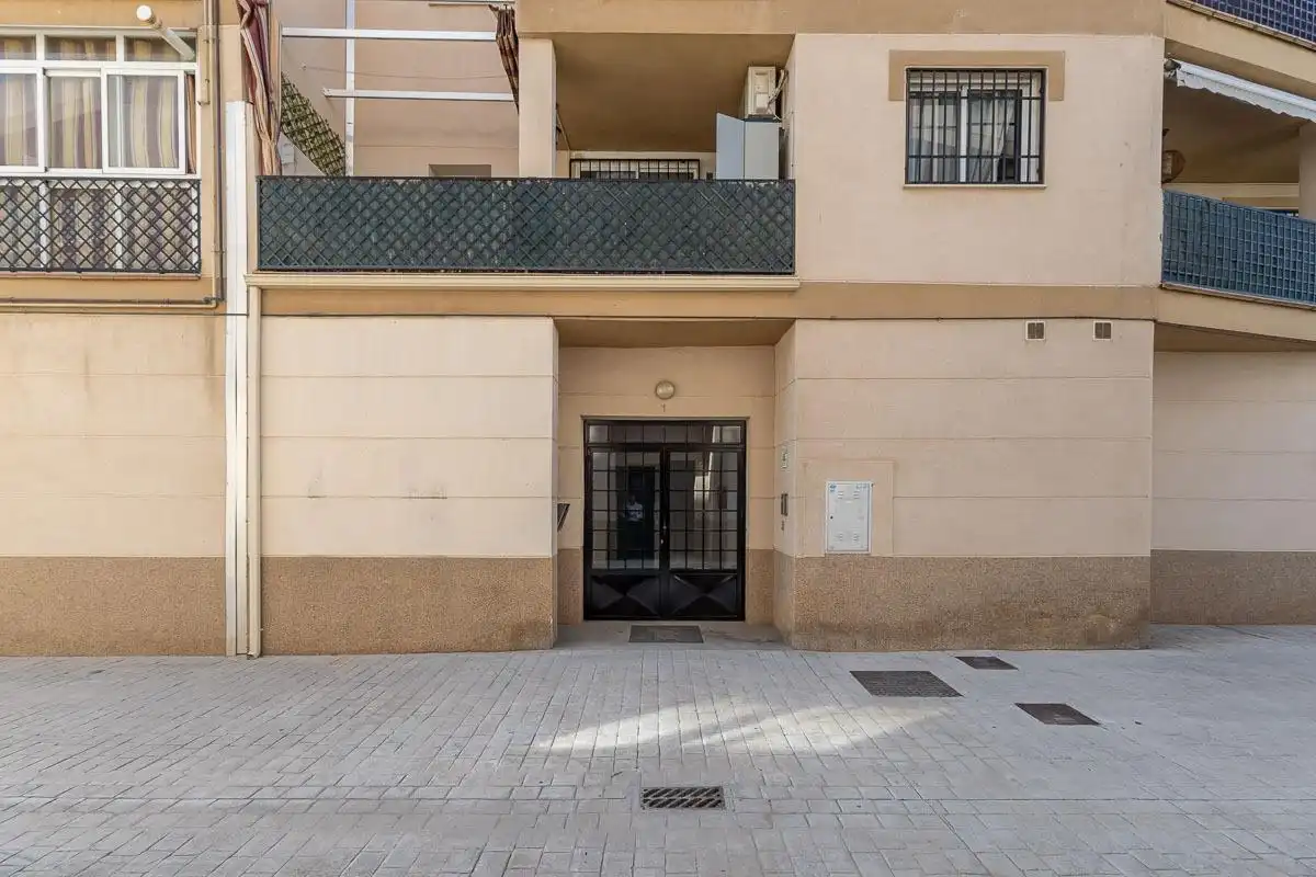 Wohnung zum Verkauf in Atarfe mit Klimaanlage, Terrasse und Abstellraum