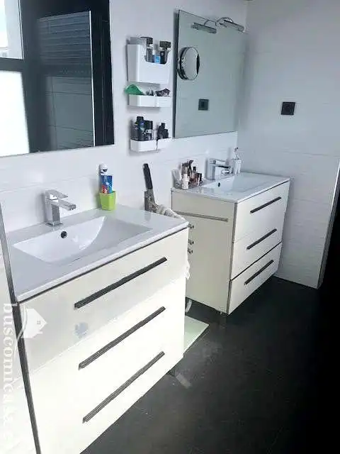 Bany de Casa o xalet en venda en Linares amb Jardí privat, Terrassa i Piscina