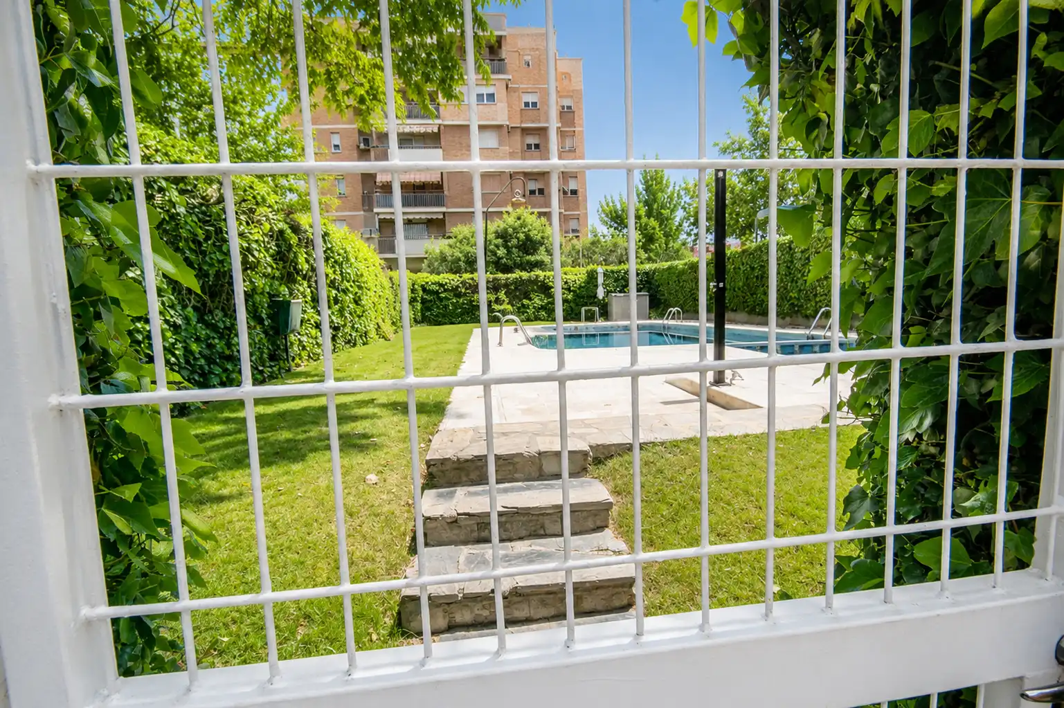 Piscina de Pis de lloguer en Madrid amb Aire condicionat, Calefacció i Moblat
