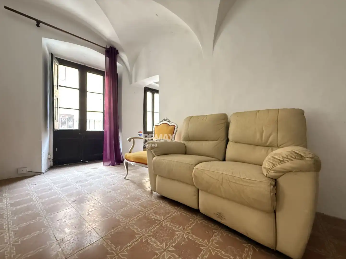 Sala d'estar de Casa o xalet en venda en Besalú amb Parquet i Terrassa