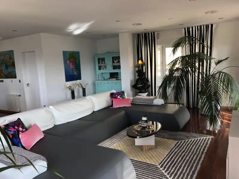 Sala d'estar de Casa o xalet en venda en Santiago de Compostela  amb Aire condicionat, Calefacció i Terrassa