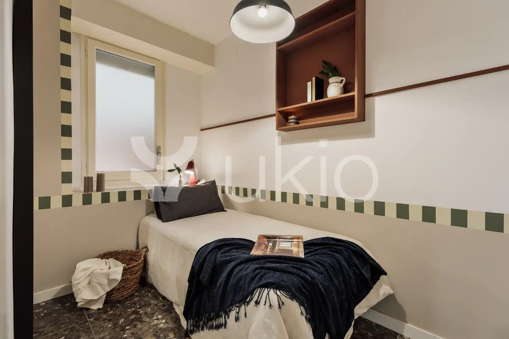 Dormitori de Apartament de lloguer en Barcelona amb Aire condicionat, Calefacció i Moblat