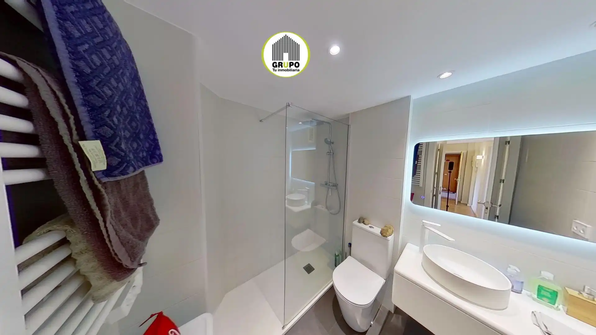 Bathroom of Flat for rent in Begues  with Heating, Private garden and Parquet flooring