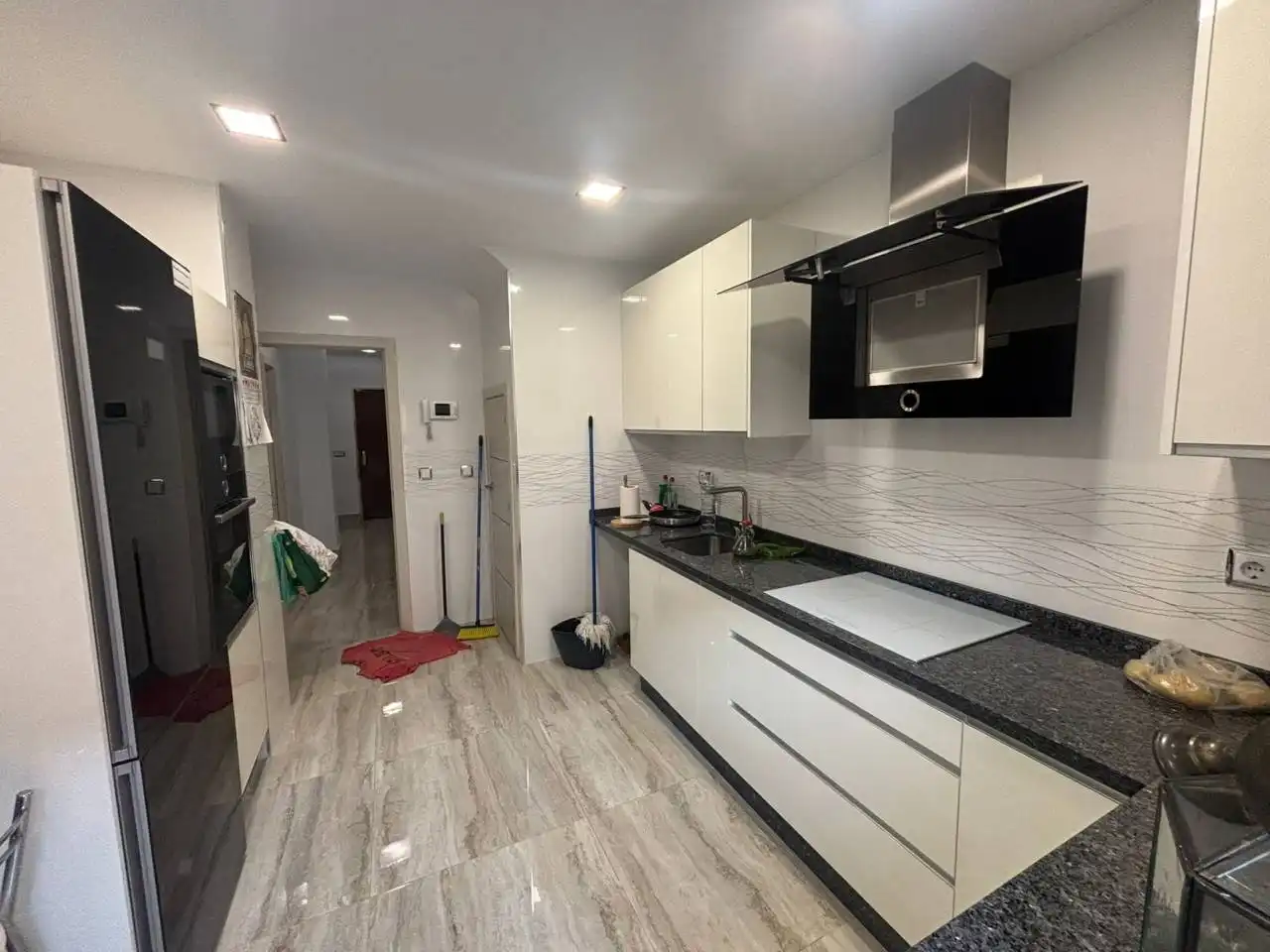 Cocina de Casa adosada en venta en Dos Hermanas con Aire acondicionado, Calefacción y Jardín privado