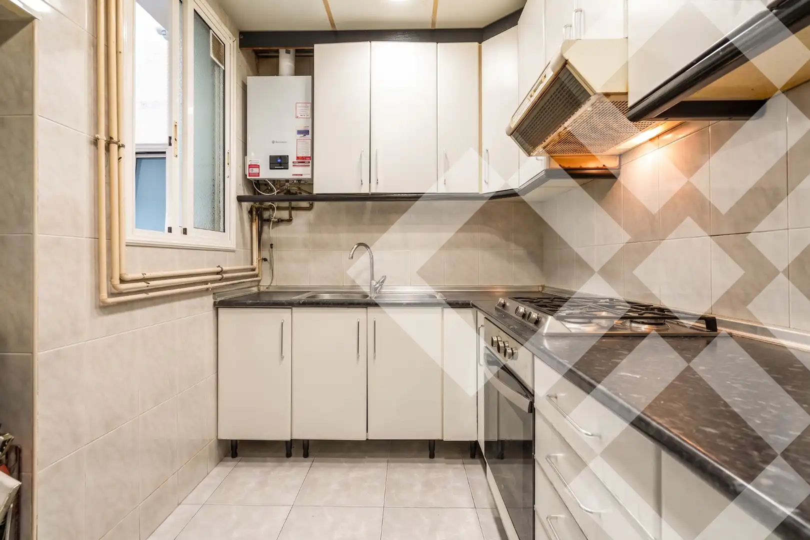 Küche von Wohnung zum Verkauf in Barcelona mit Heizung, Ofen und Balkon