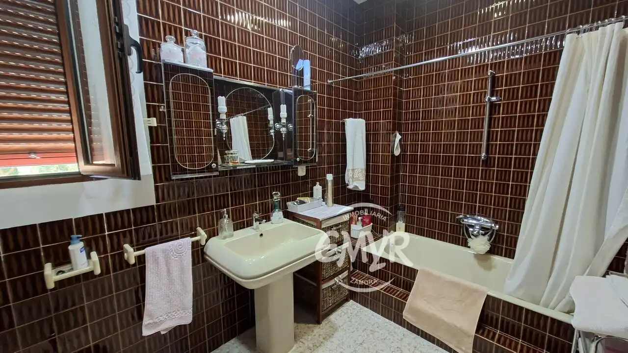 Bany de Casa o xalet en venda en Zamora Capital  amb Calefacció, Jardí privat i Parquet