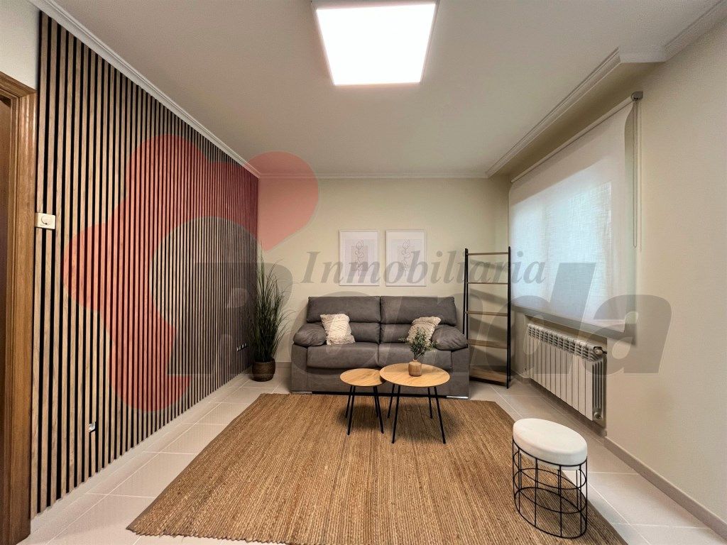 Sala d'estar de Estudi en venda en Lugo Capital amb Calefacció i Moblat