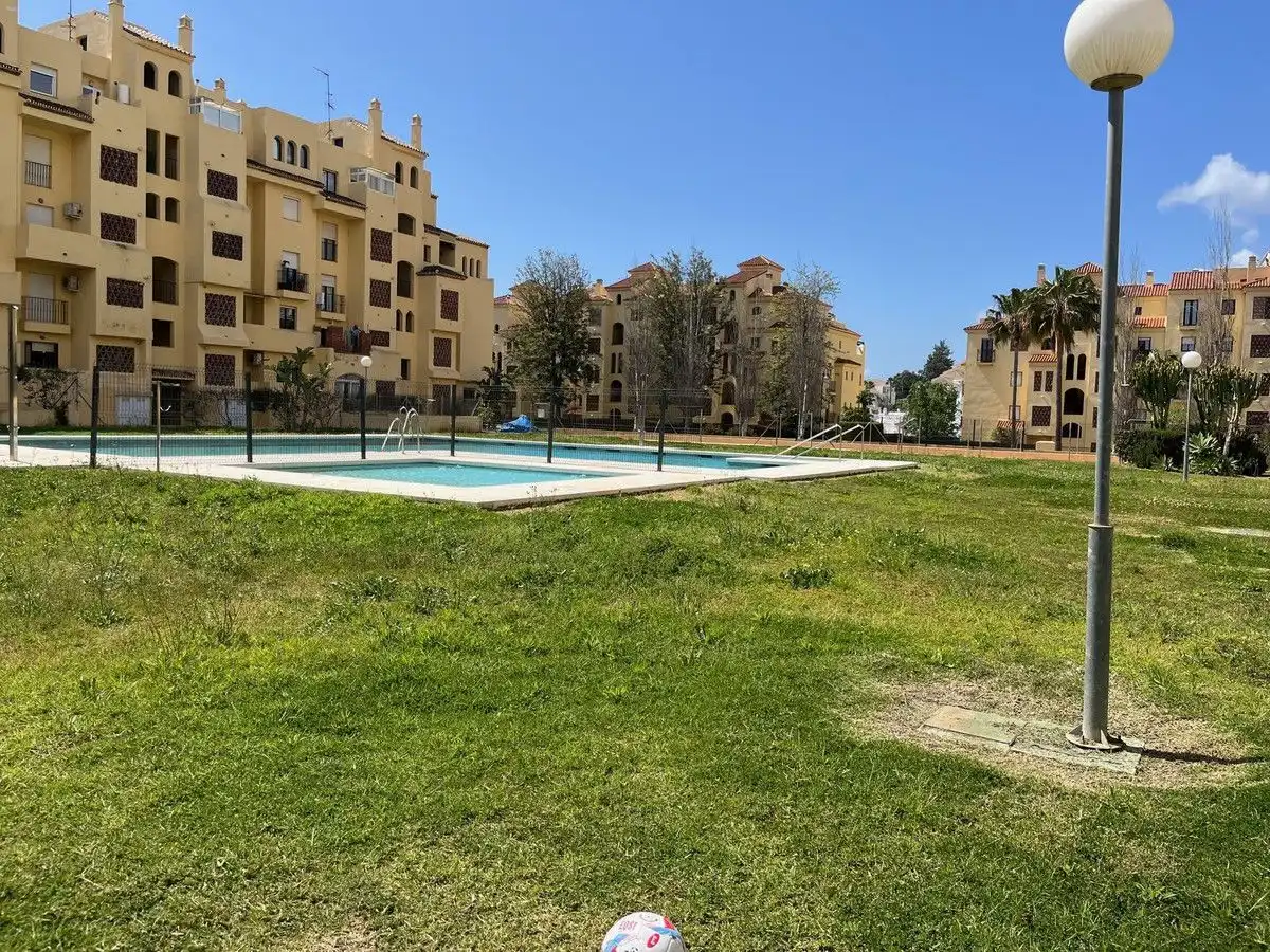 Piscina de Apartamento de alquiler en Estepona con Terraza, Amueblado y Piscina comunitaria