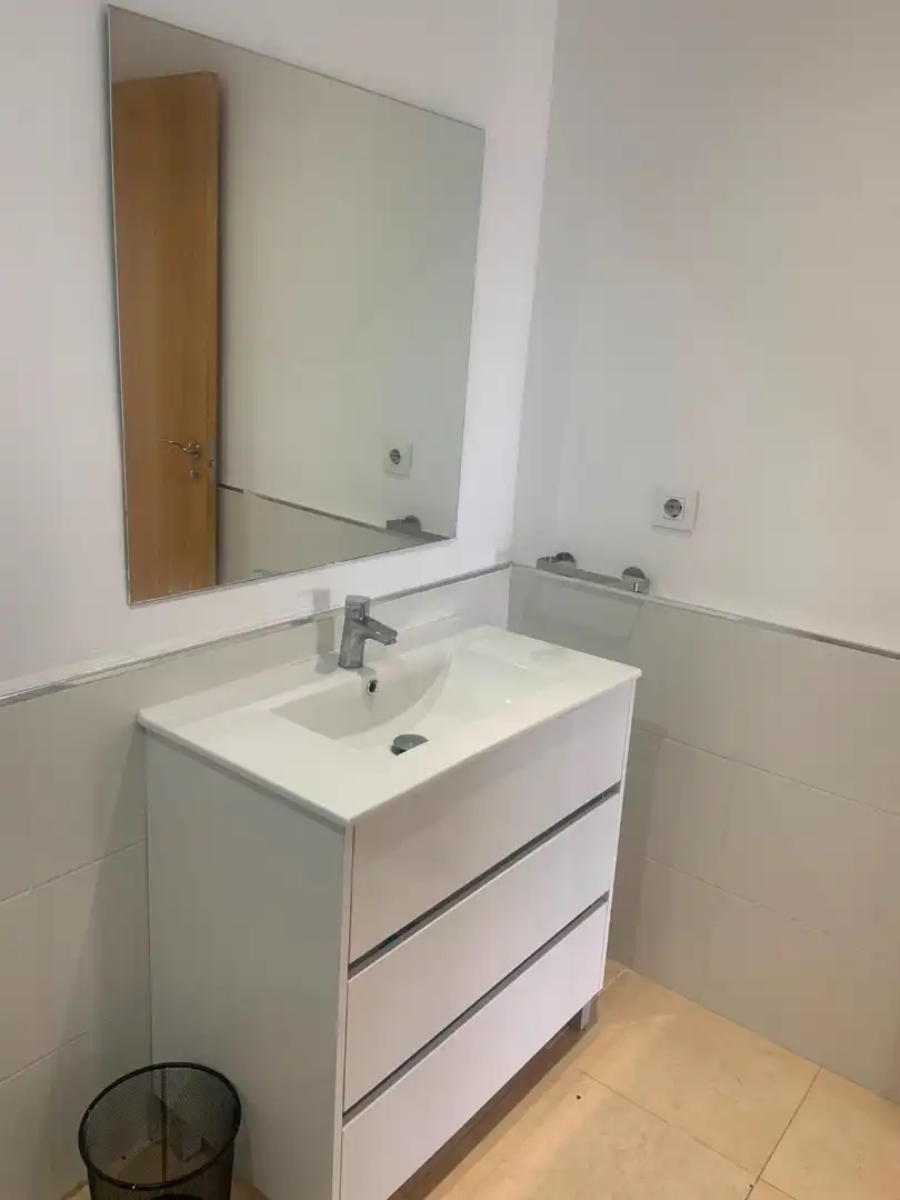 Badezimmer von Wohnung zur Miete in Sevilla mit Klimaanlage, Heizung und Waschmaschine