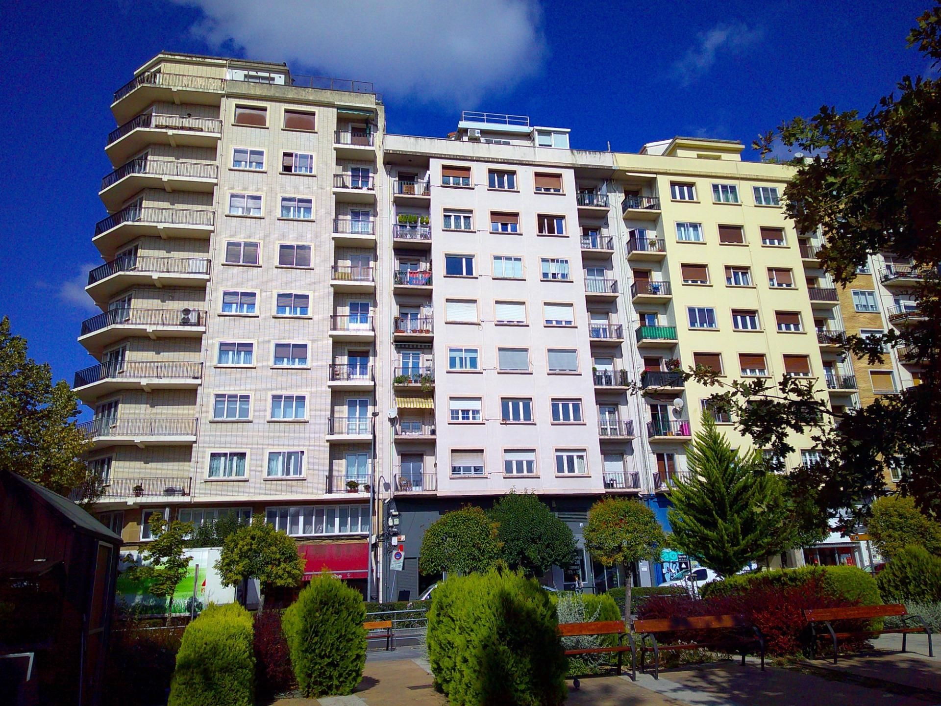 Vista exterior de Pis en venda en Burlada / Burlata amb Calefacció i Parquet