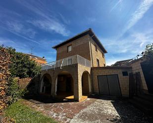 Vista exterior de Casa o xalet en venda en Viana amb Calefacció, Jardí privat i Terrassa