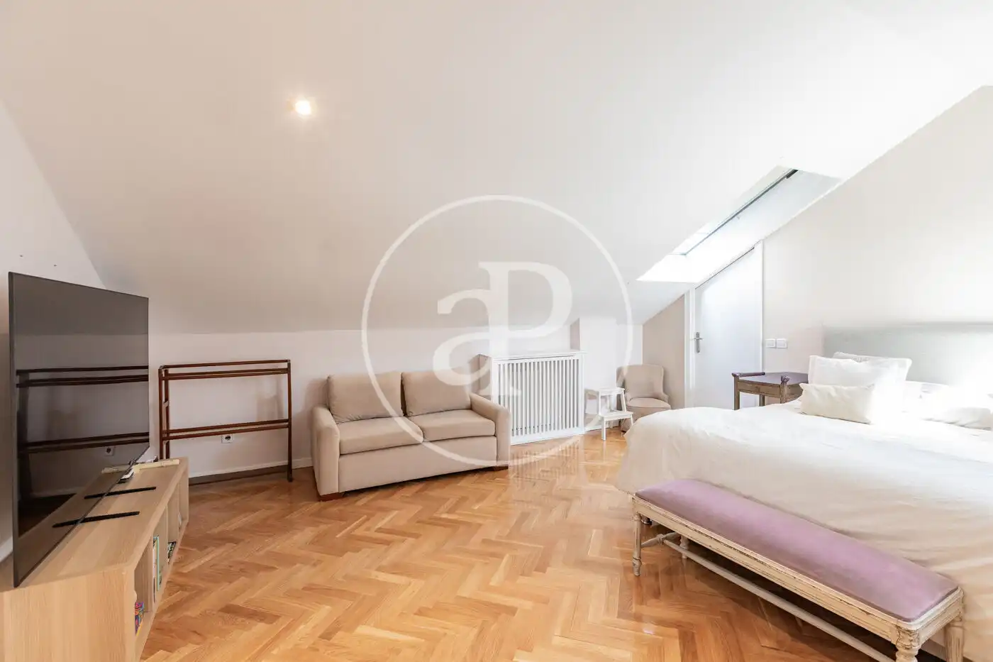 Habitación de Casa adosada en venta en Madrid con Aire acondicionado, Calefacción y Jardín privado