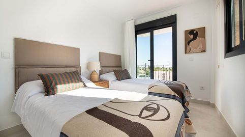 Se vende encantador chalet adosado de dos plantas en Cox, Alicante con 3 dormitorios, 2 baños, balcón, jardín y piscina comunitari, imatge 3