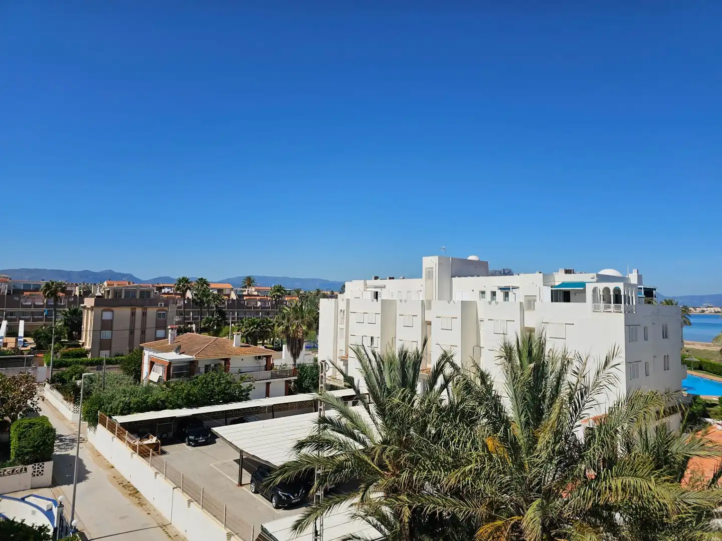Vista exterior de Àtic de lloguer en Dénia amb Aire condicionat, Calefacció i Jardí privat