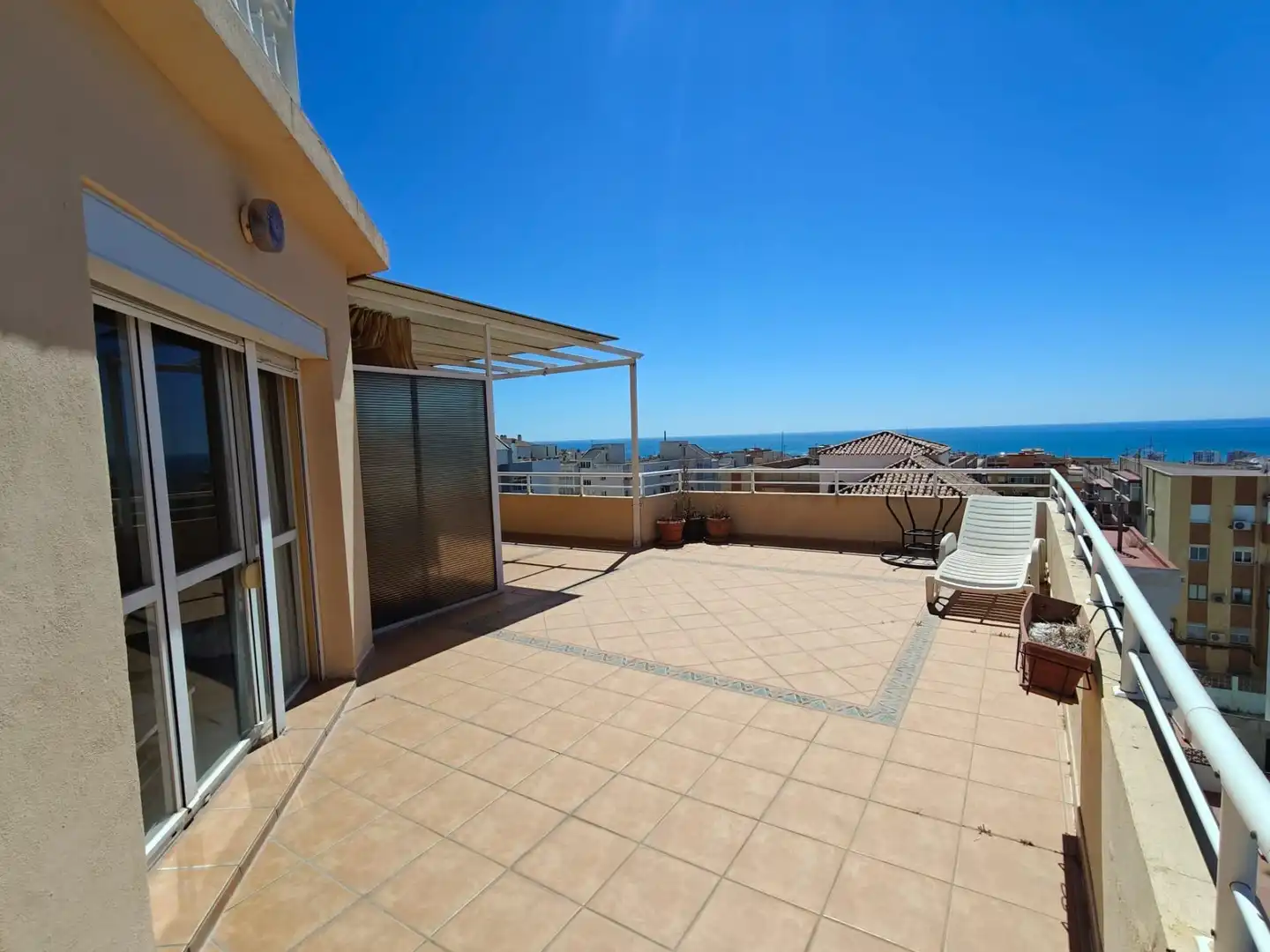 Terraza de Ático de alquiler en Benalmádena con Aire acondicionado, Jardín privado y Amueblado
