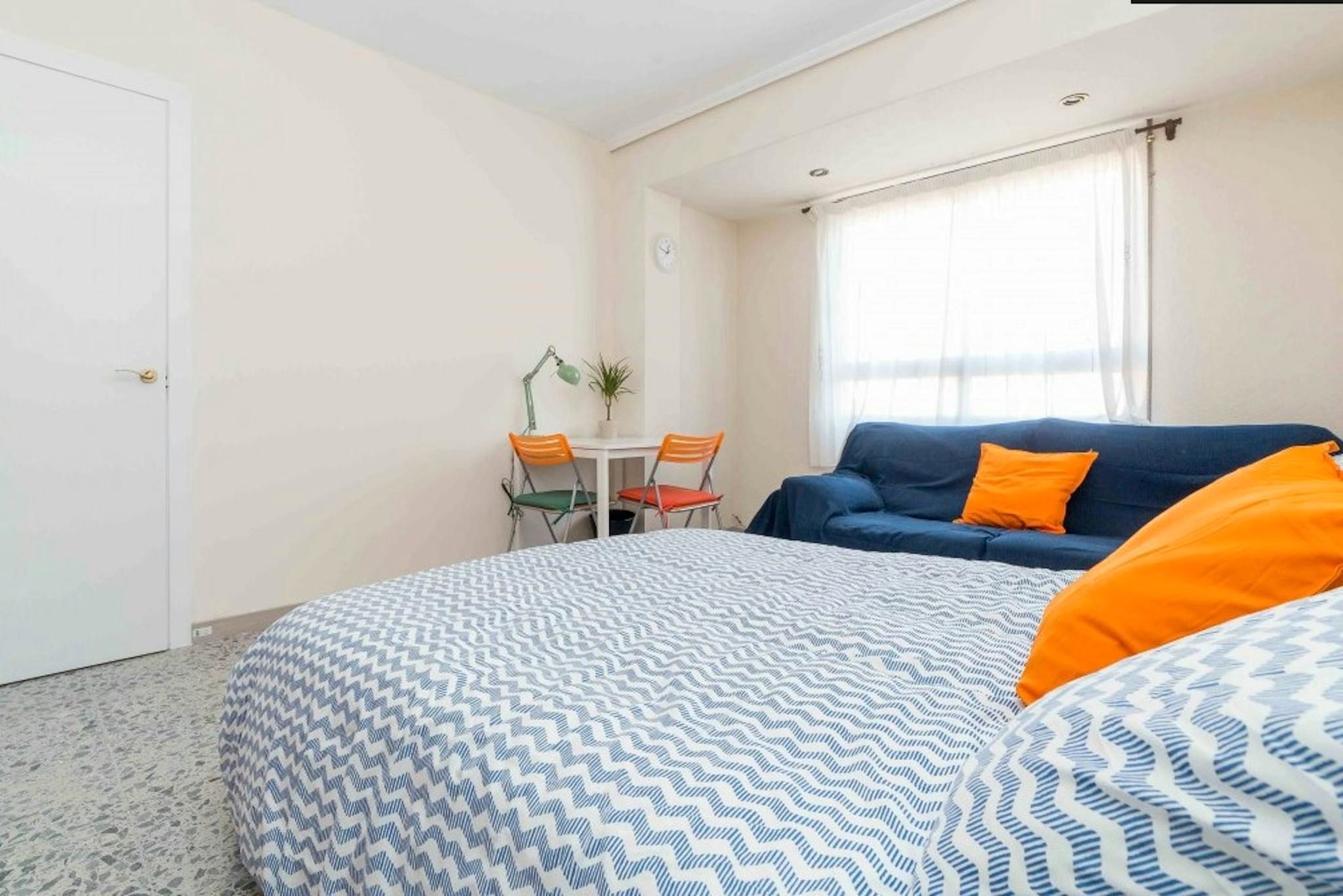 Bedroom of Flat to share in  Valencia Capital  with Washing machine, Balcony and Internet