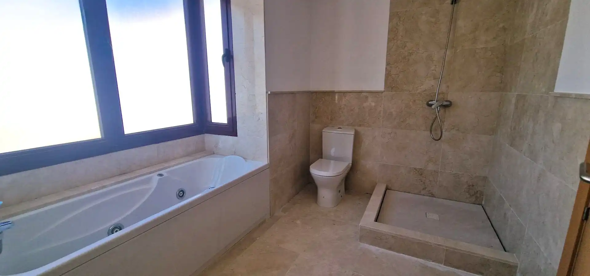 Badezimmer von Einfamilien-Reihenhaus zum Verkauf in Cártama mit Privatgarten und Terrasse