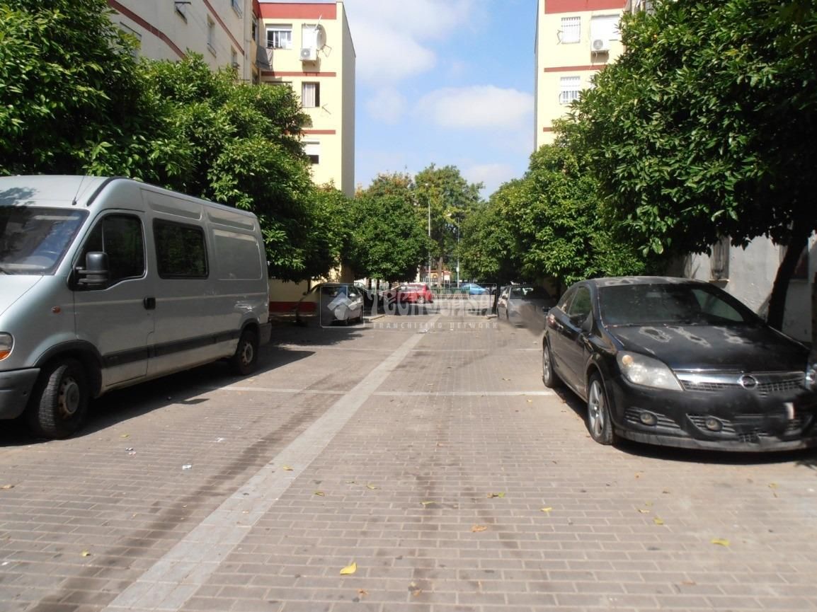 Parking of Flat for sale in  Sevilla Capital  with Air Conditioner, Heating and Furnished