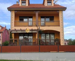 Vista exterior de Casa o xalet en venda en Camargo amb Calefacció, Terrassa i Traster