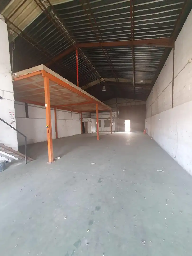 Nave industrial en alquiler en Este - Alcosa- Torreblanca