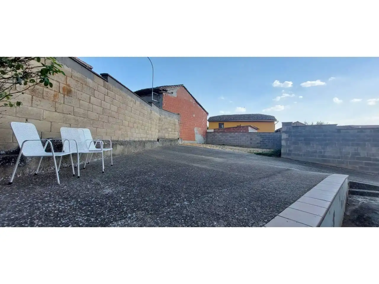 Vista exterior de Casa o chalet en venta en Almanza con Jardín privado, Terraza y Amueblado