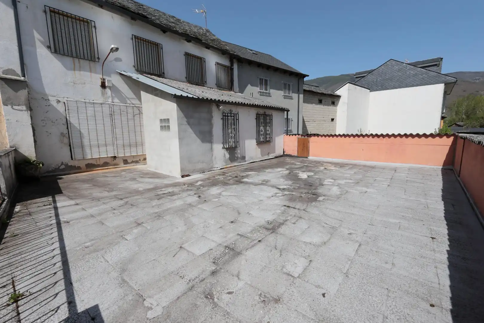 Vista exterior de Edificio en venta en Noceda del Bierzo