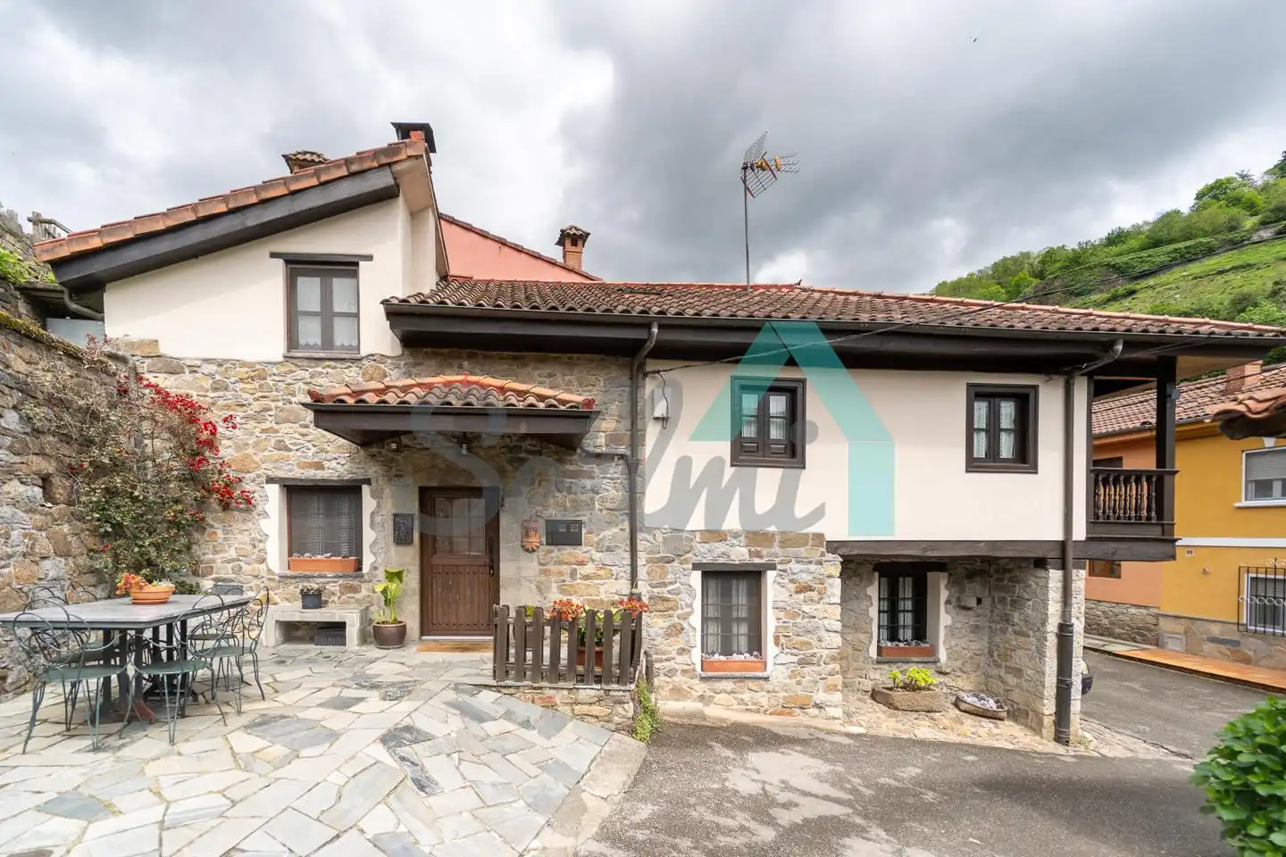 Vista exterior de Casa adosada en venta en Aller con Calefacción, Jardín privado y Parquet