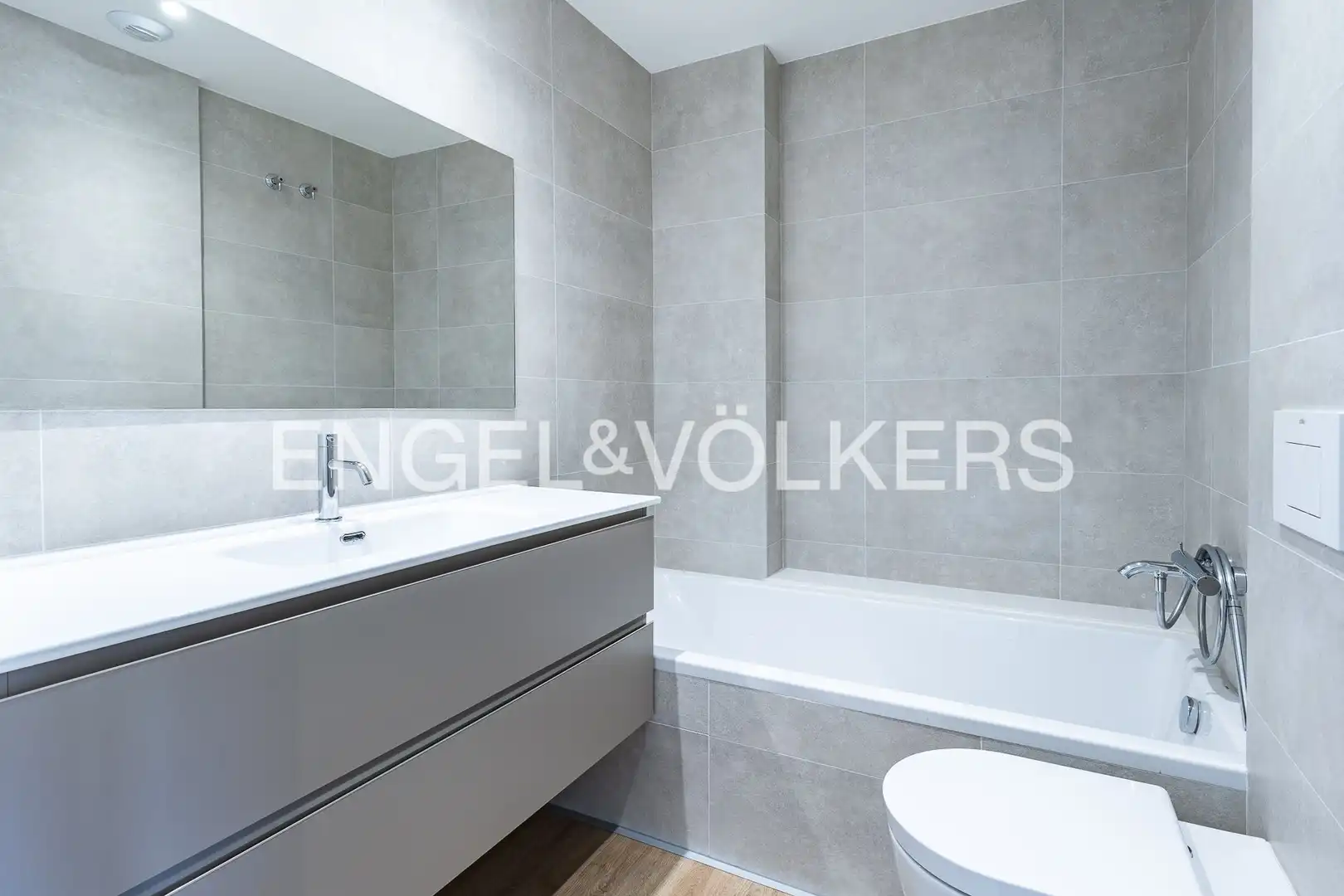 Bathroom of Ground floor for rent in Badalona  with Heating, Parquet flooring and Terrace