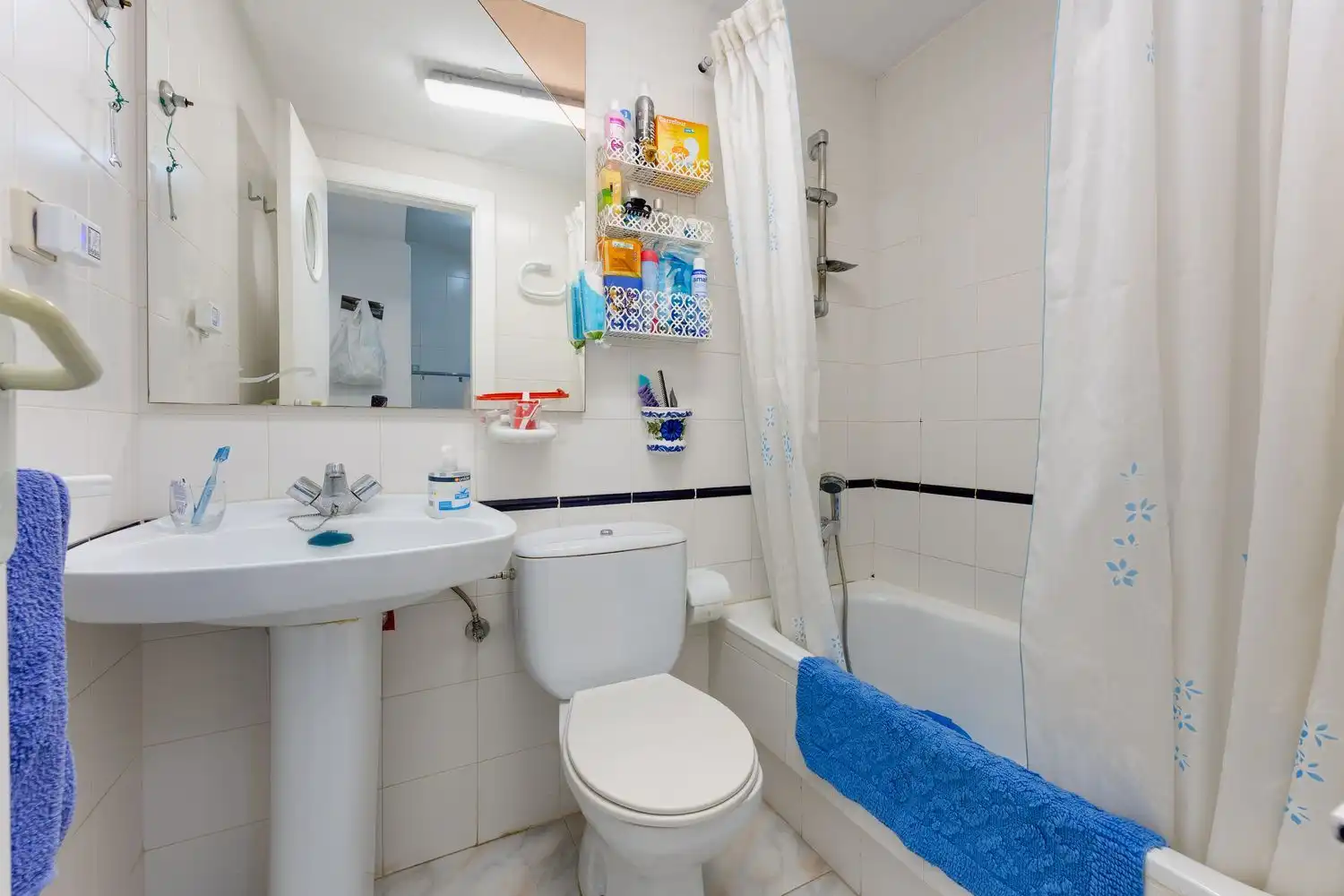 Bany de Casa adosada en venda en Torrevieja amb Terrassa, Moblat i Piscina comunitària