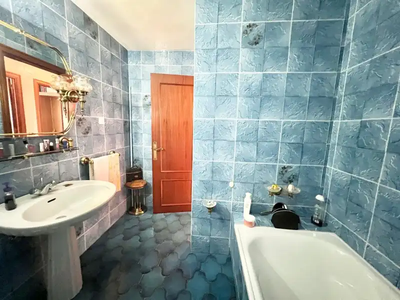 Bany de Casa o xalet en venda en Málaga amb Aire condicionat, Terrassa i Moblat